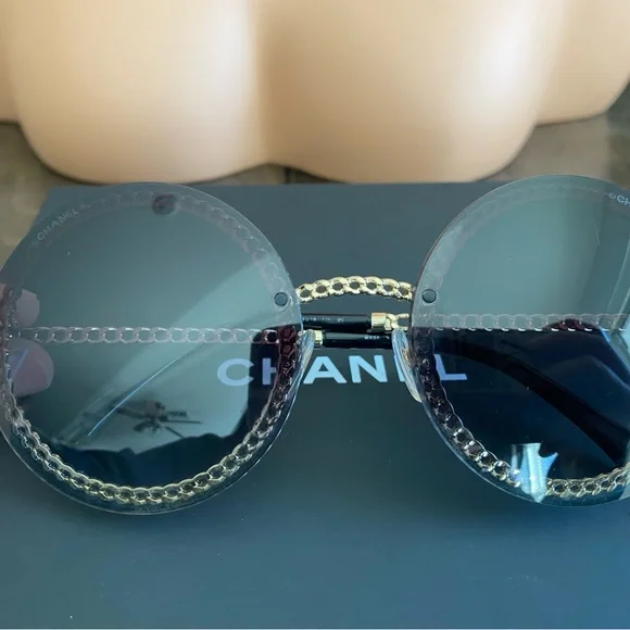 Chic Black Sunglasses with Chain Detail - Picture 4 of 15